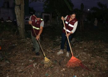 Ana Paty Peralta y vecinos de la SM 253 contribuyen por un Cancún limpio