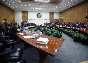 Aprobó el INE paquete electoral para voto de mexicanos en el extranjero Ciudad de México. El Consejo General del Instituto Nacional Electoral (INE) aprobó por unanimidad el diseño y el contenido de los elementos que conformarán el Paquete Electoral Postal (PEP) para el voto de los mexicanos residentes en el extranjero en los procesos electorales federal y locales concurrentes 2023-2024. Este paquete incluye los documentos y materiales que el INE remitirá a las personas que, por haber cumplido los requisitos legales, fueron incorporadas en la Lista Nominal del Electorado en el Extranjero, bajo la modalidad de votación postal, a fin de que puedan ejercer su derecho al sufragio desde el exterior, de acuerdo con la entidad de origen. El PEP contendrá las boletas electorales de los comicios federales y locales respectivos; tres sobres (“PEP”, “Voto” y “Postal Voto”); el instructivo para votar vía postal desde el extranjero; la información para la devolución del “Sobre-Postal-Voto” y la relativa a las plataformas políticas electorales y/o propuestas de candidaturas, partidos políticos y/o coaliciones de las elecciones correspondientes. La documentación incluirá elementos técnicos del servicio de mensajería, a fin de cumplir con la devolución sin costo para las personas ciudadanas en el extranjero (portes pagados, códigos de barras y cupones internacionales, entre otros), así como los datos de la persona remitente y los elementos que garanticen su rastreabilidad. A su vez, los Sobres-Voto contarán con las medidas de seguridad y control que aseguren la confidencialidad y la secrecía del sufragio. En este sentido, el Instituto invita a la ciudadanía mexicana que elija la modalidad del voto postal, a leer con atención el instructivo en el que encontrará los detalles para que pueda ejercer válidamente su derecho al voto, así como las indicaciones y fechas límites. Aprueban Modelo de operación del VMRE en modalidad presencial Asimismo, el pleno del Consejo General aprobó en sesión ordinaria, por unanimidad, el Modelo de operación del Voto de los Mexicanos Residentes en el Extranjero (VMRE) en modalidad presencial en Módulos Receptores de Votación (MRV) en el exterior, para los procesos electorales federal y locales 2023-2024. En este modelo se determinan los aspectos operativos a realizar durante los actos preparatorios, el periodo de votación y las actividades posteriores a la Jornada Electoral del próximo 2 de junio. Igualmente, se establecen los objetivos, bases, mecanismos y procedimientos, así como los términos y plazos específicos, para la ejecución de actividades que configuran la modalidad de voto presencial. Además, se enlistan las 23 sedes consulares en las que se instalarán los MRV distribuidos de la siguiente forma: 20 en Estados Unidos (donde reside el 97 por ciento de las y los mexicanos de primera generación en el extranjero); uno en Montreal, Canadá; uno en París, Francia y uno en Madrid, España. Entre las cuestiones particulares que cubre el modelo, figuran los procesos de integración y capacitación del funcionariado de los módulos, así como la forma en que deberá equiparse cada sede consular, por una parte, en lo correspondiente a la documentación y materiales electorales y, por otra, a la infraestructura informática y de comunicaciones. Los connacionales en el exterior podrán sufragar en 2024 por la Presidencia de la República, senadurías, siete gubernaturas (Chiapas, Guanajuato, Jalisco, Morelos, Puebla, Yucatán y Ciudad de México), una diputación migrante de mayoría relativa en la Ciudad de México, una de representación proporcional en Oaxaca y otra por el mismo principio en Jalisco.