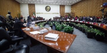 Aprobó el INE paquete electoral para voto de mexicanos en el extranjero Ciudad de México. El Consejo General del Instituto Nacional Electoral (INE) aprobó por unanimidad el diseño y el contenido de los elementos que conformarán el Paquete Electoral Postal (PEP) para el voto de los mexicanos residentes en el extranjero en los procesos electorales federal y locales concurrentes 2023-2024. Este paquete incluye los documentos y materiales que el INE remitirá a las personas que, por haber cumplido los requisitos legales, fueron incorporadas en la Lista Nominal del Electorado en el Extranjero, bajo la modalidad de votación postal, a fin de que puedan ejercer su derecho al sufragio desde el exterior, de acuerdo con la entidad de origen. El PEP contendrá las boletas electorales de los comicios federales y locales respectivos; tres sobres (“PEP”, “Voto” y “Postal Voto”); el instructivo para votar vía postal desde el extranjero; la información para la devolución del “Sobre-Postal-Voto” y la relativa a las plataformas políticas electorales y/o propuestas de candidaturas, partidos políticos y/o coaliciones de las elecciones correspondientes. La documentación incluirá elementos técnicos del servicio de mensajería, a fin de cumplir con la devolución sin costo para las personas ciudadanas en el extranjero (portes pagados, códigos de barras y cupones internacionales, entre otros), así como los datos de la persona remitente y los elementos que garanticen su rastreabilidad. A su vez, los Sobres-Voto contarán con las medidas de seguridad y control que aseguren la confidencialidad y la secrecía del sufragio. En este sentido, el Instituto invita a la ciudadanía mexicana que elija la modalidad del voto postal, a leer con atención el instructivo en el que encontrará los detalles para que pueda ejercer válidamente su derecho al voto, así como las indicaciones y fechas límites. Aprueban Modelo de operación del VMRE en modalidad presencial Asimismo, el pleno del Consejo General aprobó en sesión ordinaria, por unanimidad, el Modelo de operación del Voto de los Mexicanos Residentes en el Extranjero (VMRE) en modalidad presencial en Módulos Receptores de Votación (MRV) en el exterior, para los procesos electorales federal y locales 2023-2024. En este modelo se determinan los aspectos operativos a realizar durante los actos preparatorios, el periodo de votación y las actividades posteriores a la Jornada Electoral del próximo 2 de junio. Igualmente, se establecen los objetivos, bases, mecanismos y procedimientos, así como los términos y plazos específicos, para la ejecución de actividades que configuran la modalidad de voto presencial. Además, se enlistan las 23 sedes consulares en las que se instalarán los MRV distribuidos de la siguiente forma: 20 en Estados Unidos (donde reside el 97 por ciento de las y los mexicanos de primera generación en el extranjero); uno en Montreal, Canadá; uno en París, Francia y uno en Madrid, España. Entre las cuestiones particulares que cubre el modelo, figuran los procesos de integración y capacitación del funcionariado de los módulos, así como la forma en que deberá equiparse cada sede consular, por una parte, en lo correspondiente a la documentación y materiales electorales y, por otra, a la infraestructura informática y de comunicaciones. Los connacionales en el exterior podrán sufragar en 2024 por la Presidencia de la República, senadurías, siete gubernaturas (Chiapas, Guanajuato, Jalisco, Morelos, Puebla, Yucatán y Ciudad de México), una diputación migrante de mayoría relativa en la Ciudad de México, una de representación proporcional en Oaxaca y otra por el mismo principio en Jalisco.