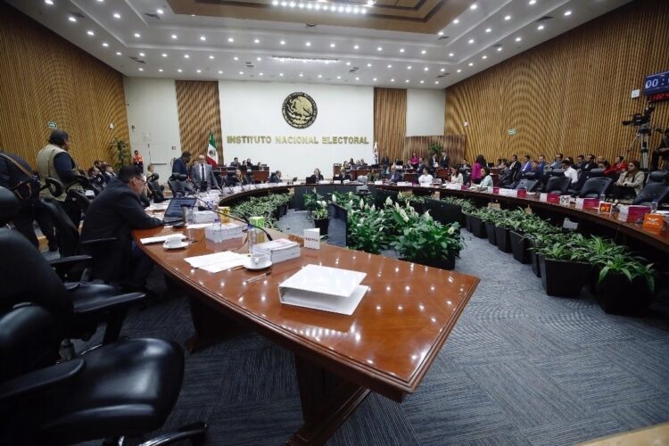 Aprobó el INE paquete electoral para voto de mexicanos en el extranjero Ciudad de México. El Consejo General del Instituto Nacional Electoral (INE) aprobó por unanimidad el diseño y el contenido de los elementos que conformarán el Paquete Electoral Postal (PEP) para el voto de los mexicanos residentes en el extranjero en los procesos electorales federal y locales concurrentes 2023-2024. Este paquete incluye los documentos y materiales que el INE remitirá a las personas que, por haber cumplido los requisitos legales, fueron incorporadas en la Lista Nominal del Electorado en el Extranjero, bajo la modalidad de votación postal, a fin de que puedan ejercer su derecho al sufragio desde el exterior, de acuerdo con la entidad de origen. El PEP contendrá las boletas electorales de los comicios federales y locales respectivos; tres sobres (“PEP”, “Voto” y “Postal Voto”); el instructivo para votar vía postal desde el extranjero; la información para la devolución del “Sobre-Postal-Voto” y la relativa a las plataformas políticas electorales y/o propuestas de candidaturas, partidos políticos y/o coaliciones de las elecciones correspondientes. La documentación incluirá elementos técnicos del servicio de mensajería, a fin de cumplir con la devolución sin costo para las personas ciudadanas en el extranjero (portes pagados, códigos de barras y cupones internacionales, entre otros), así como los datos de la persona remitente y los elementos que garanticen su rastreabilidad. A su vez, los Sobres-Voto contarán con las medidas de seguridad y control que aseguren la confidencialidad y la secrecía del sufragio. En este sentido, el Instituto invita a la ciudadanía mexicana que elija la modalidad del voto postal, a leer con atención el instructivo en el que encontrará los detalles para que pueda ejercer válidamente su derecho al voto, así como las indicaciones y fechas límites. Aprueban Modelo de operación del VMRE en modalidad presencial Asimismo, el pleno del Consejo General aprobó en sesión ordinaria, por unanimidad, el Modelo de operación del Voto de los Mexicanos Residentes en el Extranjero (VMRE) en modalidad presencial en Módulos Receptores de Votación (MRV) en el exterior, para los procesos electorales federal y locales 2023-2024. En este modelo se determinan los aspectos operativos a realizar durante los actos preparatorios, el periodo de votación y las actividades posteriores a la Jornada Electoral del próximo 2 de junio. Igualmente, se establecen los objetivos, bases, mecanismos y procedimientos, así como los términos y plazos específicos, para la ejecución de actividades que configuran la modalidad de voto presencial. Además, se enlistan las 23 sedes consulares en las que se instalarán los MRV distribuidos de la siguiente forma: 20 en Estados Unidos (donde reside el 97 por ciento de las y los mexicanos de primera generación en el extranjero); uno en Montreal, Canadá; uno en París, Francia y uno en Madrid, España. Entre las cuestiones particulares que cubre el modelo, figuran los procesos de integración y capacitación del funcionariado de los módulos, así como la forma en que deberá equiparse cada sede consular, por una parte, en lo correspondiente a la documentación y materiales electorales y, por otra, a la infraestructura informática y de comunicaciones. Los connacionales en el exterior podrán sufragar en 2024 por la Presidencia de la República, senadurías, siete gubernaturas (Chiapas, Guanajuato, Jalisco, Morelos, Puebla, Yucatán y Ciudad de México), una diputación migrante de mayoría relativa en la Ciudad de México, una de representación proporcional en Oaxaca y otra por el mismo principio en Jalisco.