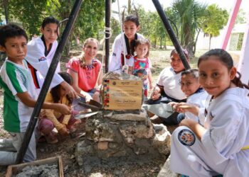 Atenea Gómez coloca la primera piedra del décimo parque infantil en Isla Mujeres
