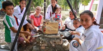 Atenea Gómez coloca la primera piedra del décimo parque infantil en Isla Mujeres