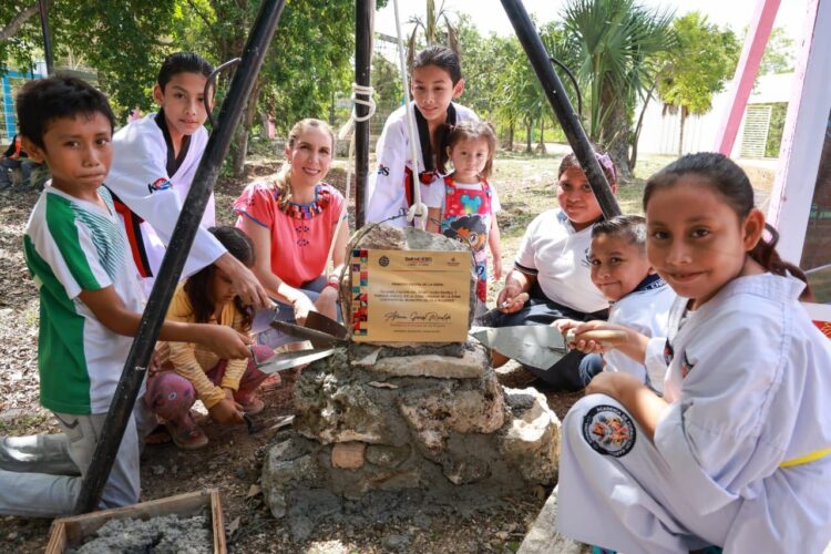Atenea Gómez coloca la primera piedra del décimo parque infantil en Isla Mujeres