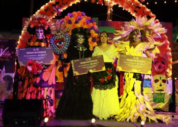 Atenea Gómez encabezó la Noche de Todos los Santos en Isla Mujeres