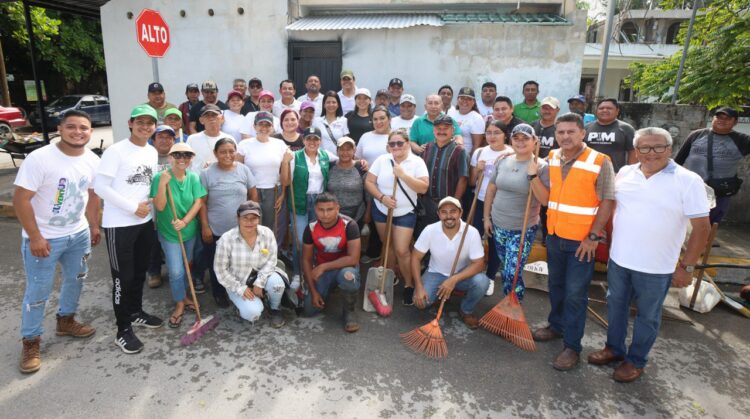 Embellece “Limpiamos tu colonia” la calle Almendros en Puerto Morelos