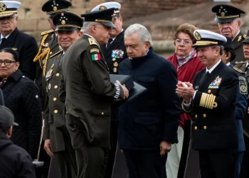 AMLO entrega presea Bicentenario del HCM a ex titular de Sedena