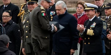 AMLO entrega presea Bicentenario del HCM a ex titular de Sedena