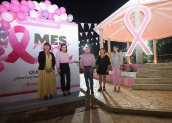 Se ilumina de rosa el kiosko del parque de Leona Vicario