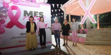 Se ilumina de rosa el kiosko del parque de Leona Vicario