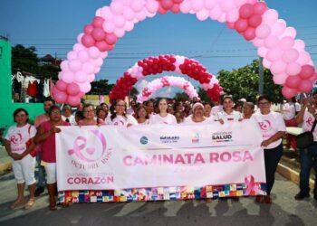 Encabeza Atenea Gómez Caminata Rosa con el programa “Cuidándote con el Corazón”