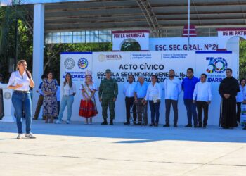 Lili Campos fomenta valores cívicos en estudiantes