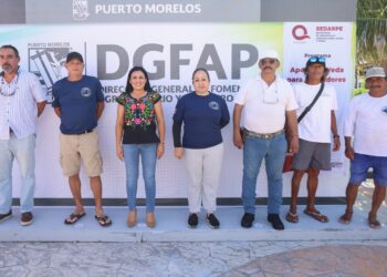 Blanca Merari entrega tarjetas del programa estatal “Apoyo en Veda” a pescadores