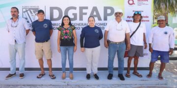 Blanca Merari entrega tarjetas del programa estatal “Apoyo en Veda” a pescadores