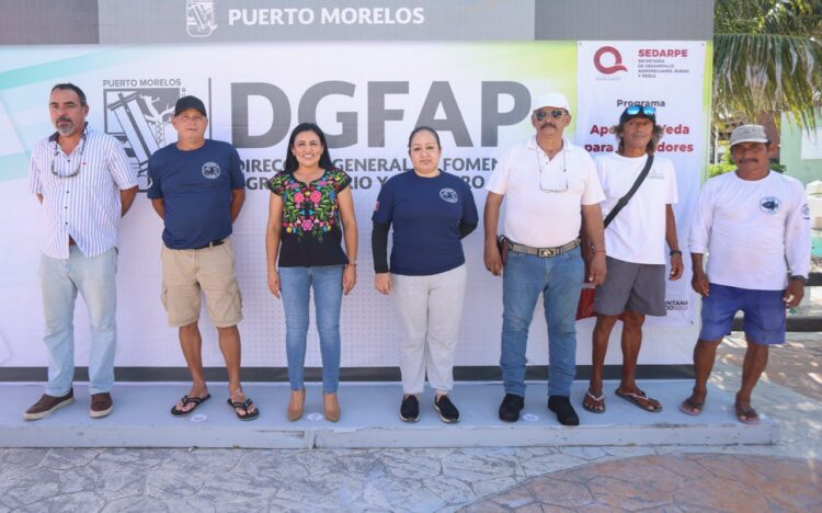Blanca Merari entrega tarjetas del programa estatal “Apoyo en Veda” a pescadores
