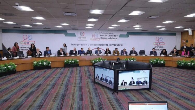 Empresarios y diputados se enfrentan por la reducción de la jornada laboral