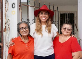Escucha Marybel Villegas a vecinos de la Región 101 de Cancún
