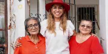 Escucha Marybel Villegas a vecinos de la Región 101 de Cancún