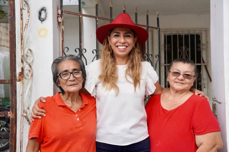 Escucha Marybel Villegas a vecinos de la Región 101 de Cancún