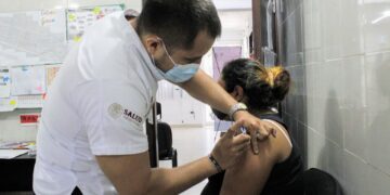 Invitan a ciudadanos de Puerto Morelos a vacunarse contra la influenza