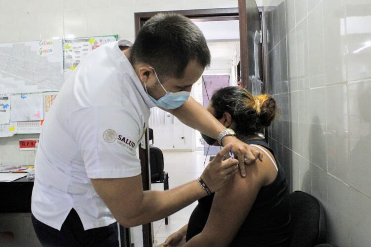 Invitan a ciudadanos de Puerto Morelos a vacunarse contra la influenza