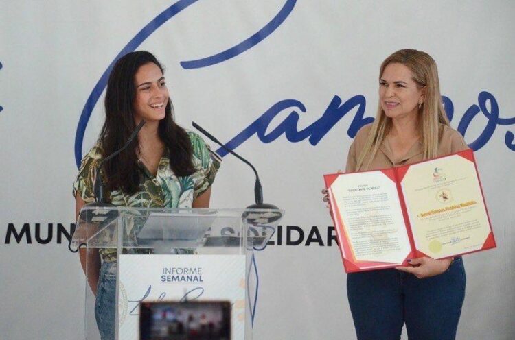 Lili Campos celebra que la playense Swami Mostalac Rizzitello sea considerada la mejor mujer dentro del deporte estatal 2023.