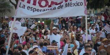 Publica Morena convocatorias para aspirantes a diputados y senadores