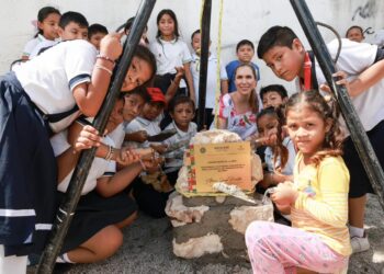 Refrenda Atenea Gómez compromiso con la niñez en Isla Mujeres con la construcción de nuevo parque infantil