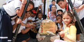 Refrenda Atenea Gómez compromiso con la niñez en Isla Mujeres con la construcción de nuevo parque infantil