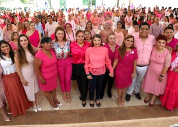 Se unen mujeres al Desayuno Rosa en beneficio de familias solidarenses