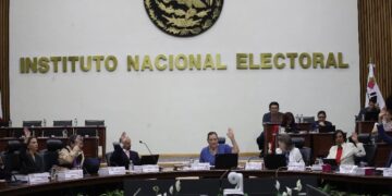 Suspende INE a director de lo contencioso por modificar frases de AMLO