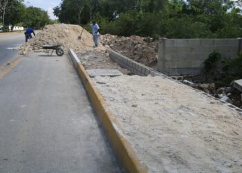 Construcción como nunca de banquetas y guarniciones en Playa del Carmen