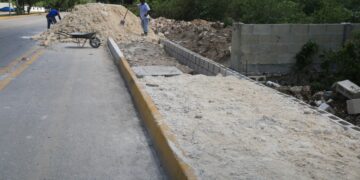 Construcción como nunca de banquetas y guarniciones en Playa del Carmen