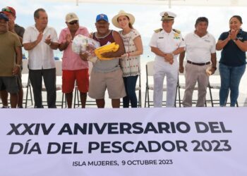 Rinde Atenea Gómez homenaje a pescadores en 24 Aniversario del Día del Pescador