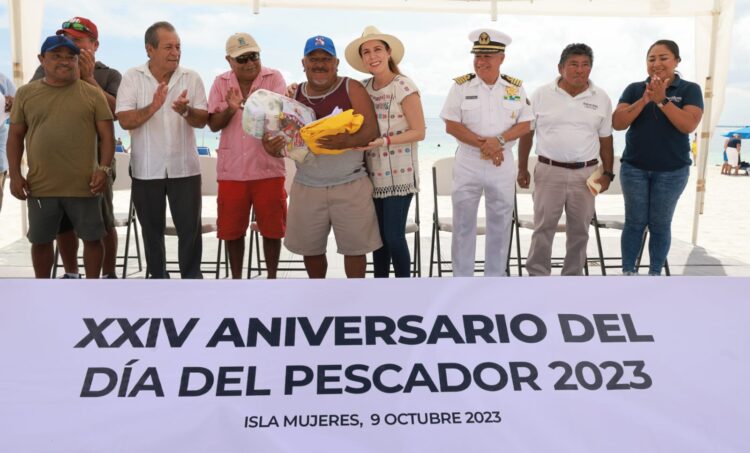 Rinde Atenea Gómez homenaje a pescadores en 24 Aniversario del Día del Pescador