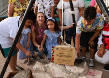 Coloca Atenea Gómez primera piedra del parque Zazil-Há para fortalecer tejido social