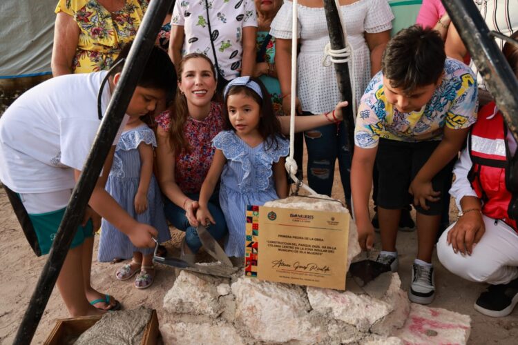 Coloca Atenea Gómez primera piedra del parque Zazil-Há para fortalecer tejido social