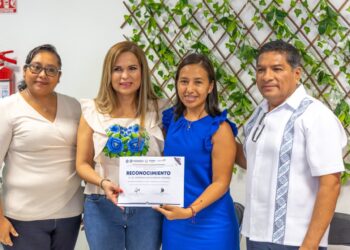 Lili Campos entrega reconocimientos “Dando alas de ternura”