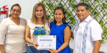 Lili Campos entrega reconocimientos “Dando alas de ternura”