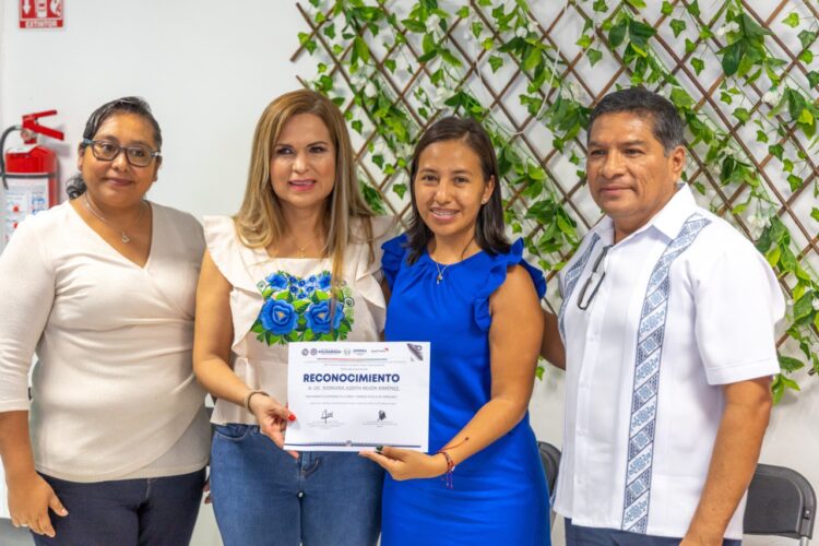 Lili Campos entrega reconocimientos “Dando alas de ternura”