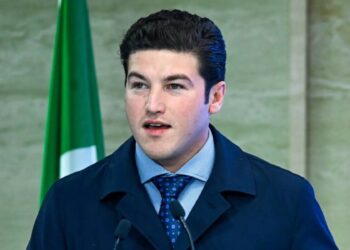 Acusan a Samuel García de retener la nómina a empleados de Nuevo León