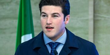 Acusan a Samuel García de retener la nómina a empleados de Nuevo León