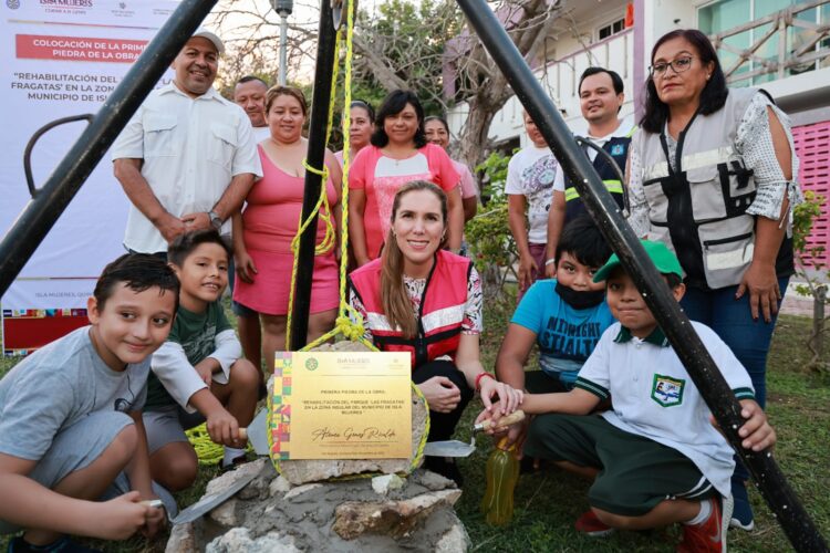 Atenea Gómez colocó la primera piedra de la rehabilitación del parque Las Fragatas