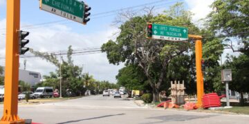 Avanza modernización de semáforos y cruces seguros en Cancún