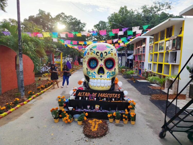 Comienza tradición de Día de Muertos en panteón municipal de Playa del Carmen
