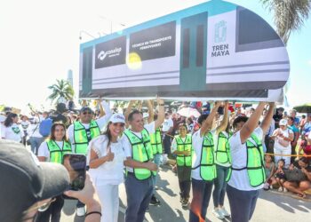Con el pueblo, Mara Lezama presenció el desfile del 20 de Noviembre