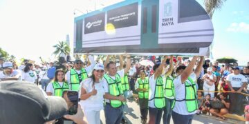 Con el pueblo, Mara Lezama presenció el desfile del 20 de Noviembre
