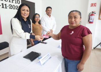 Entrega Blanca Merari pases para mastografías a mujeres de Puerto Morelos y Leona Vicario