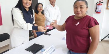 Entrega Blanca Merari pases para mastografías a mujeres de Puerto Morelos y Leona Vicario