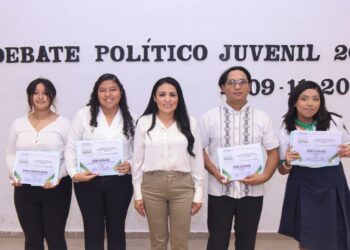 Entrega Blanca Merari reconocimientos a ganadores el Debate Juvenil 2023