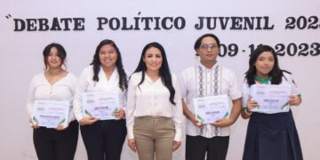 Entrega Blanca Merari reconocimientos a ganadores el Debate Juvenil 2023